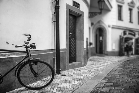 欧洲街的老式自行车