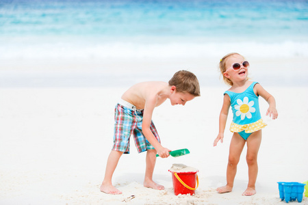 孩子们玩沙滩玩具