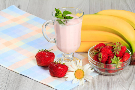 杯酸奶与薄荷和新鲜的草莓 香蕉 罐壁数