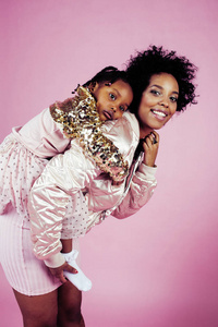 非洲裔美国人的母亲带着小女儿