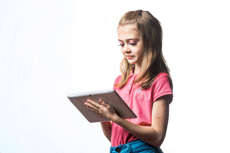 漂亮的小女孩，与平板电脑在手在一张白纸