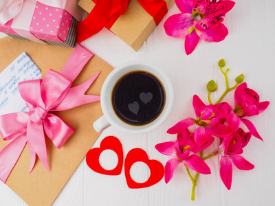 咖啡杯, 近粉红色的礼物, 信件和两颗心在杯子里, 浪漫的概念, 爱