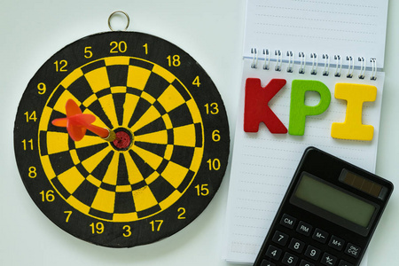 彩色木制字母 Kpi 和白皮书注上计算器