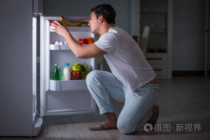 在冰箱里晚上吃东西的人