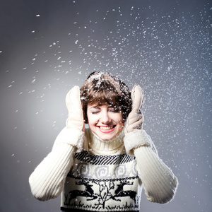 年轻漂亮的姑娘喜雪