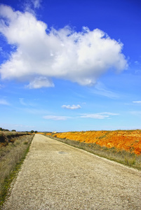 古老的道路和云彩。