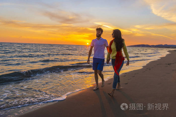 快乐年轻的浪漫的情侣在爱情中得到乐趣上美丽的海滩美丽的夏日