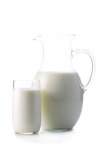 罐子和玻璃加上白色孤立一些牛奶