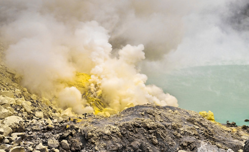 伊肯火山口