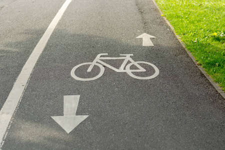 在地面上签名的一条自行车道