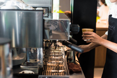 咖啡店的咖啡机手做 baverage, 老式过滤器