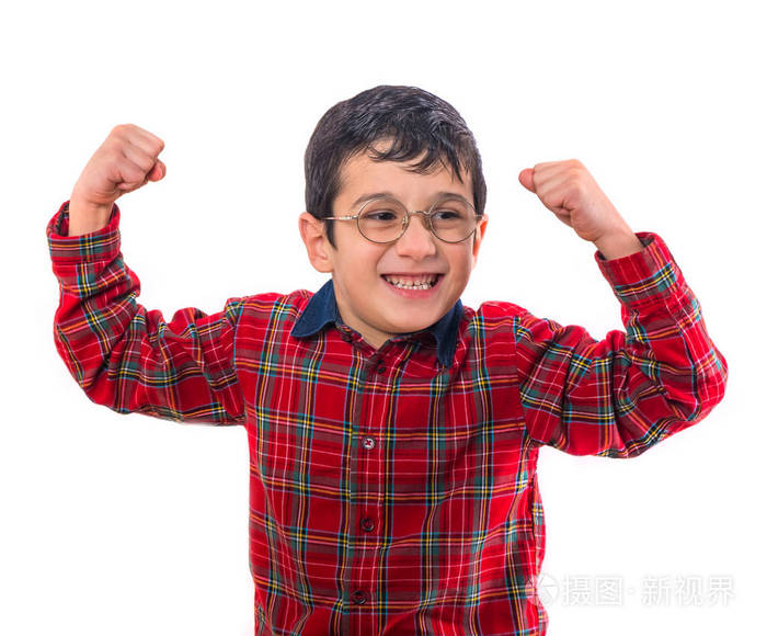 戴眼镜的小男孩举起了双手.孤立的白色 bac