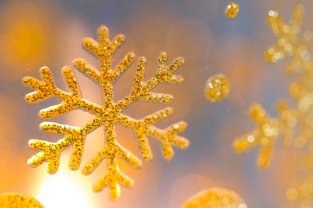 圣诞节抽象背景与雪花和灯光特写玻璃