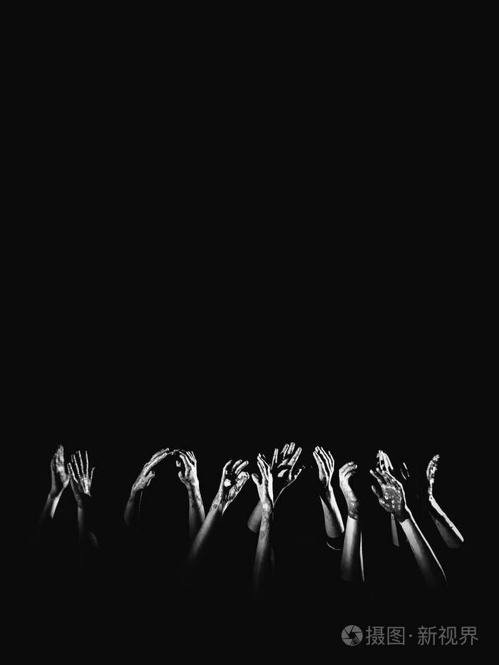 横幅社会概念.在黑色的背景下举起双手, 象征着恐惧