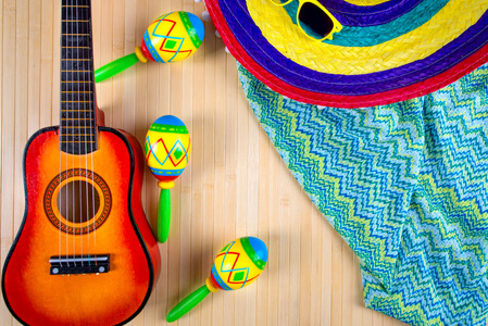 墨西哥. 彩色帽吉他和葫芦的木制背景