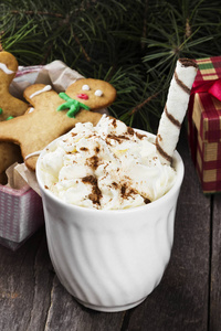 圣诞节喝热巧克力与奶油在木背景