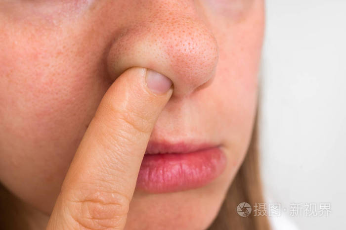 女人挖她的鼻子用里面的手指