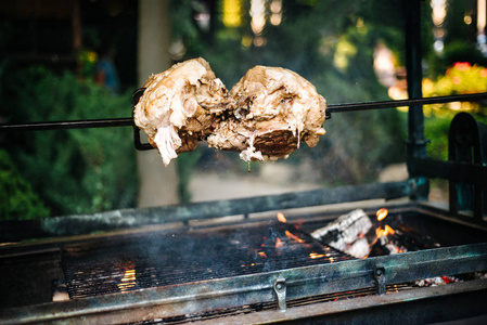 大大块猪肉烹调在明火, 室外火焰
