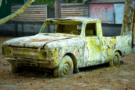 一辆从彩弹涂料中的旧生锈车