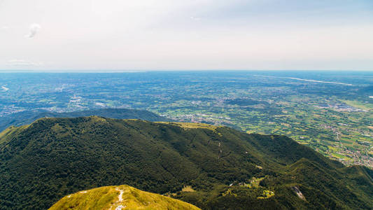 在山顶的阿尔卑斯山的顶峰