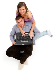 年轻夫妇带着笔记本电脑
