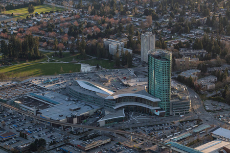 购物中心公交站和大学的鸟瞰图
