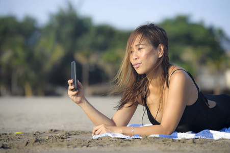 快乐的亚洲女子用手机拍拍照肖像照片开心放松