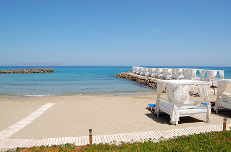 希腊克里特豪华酒店海滩上的小屋