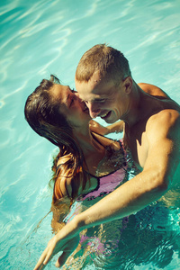 幸福的年轻夫妇，在游泳池里