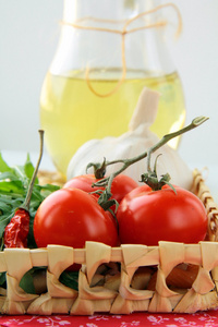 樱桃番茄和一瓶橄榄油