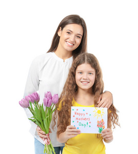 年轻妇女与花束郁金香和她的女儿拿着贺卡为母亲节在白色背景