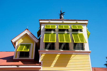 在巴哈马拿骚的带菠萝的黄色窗户百叶窗的房子