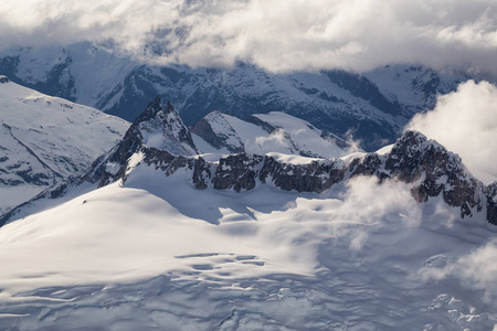 加拿大不列颠哥伦比亚省一座偏远冰川上的落基山山峰