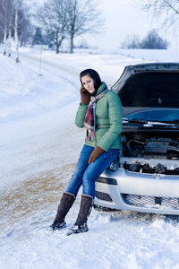 冬季汽车故障妇女呼救图片