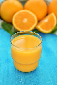 杯鲜橙汁在桌子上