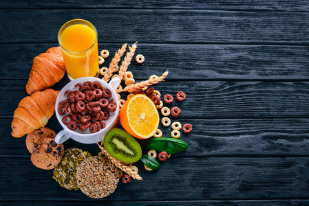 健身早餐, 什锦, 牛奶, 水果, 坚果和种子, 在一个木表面。顶部视图。文本的可用空间