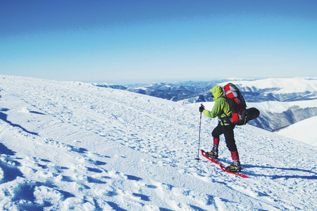 带着背包和帐篷冬季登山活动