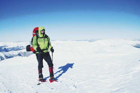 带着背包和帐篷冬季登山活动