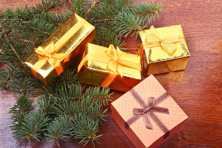 圣诞装饰与礼品盒, 圣诞树上的木制桌面