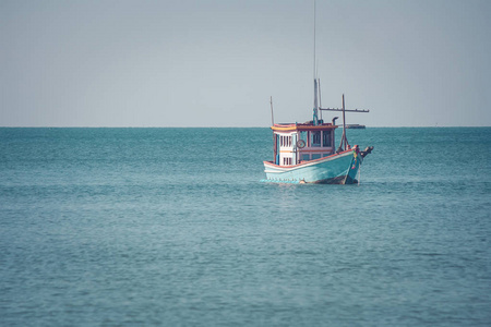 美丽的海景渔船漂浮在海上。 se