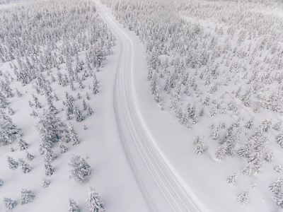 芬兰冬季冰雪森林道路鸟瞰