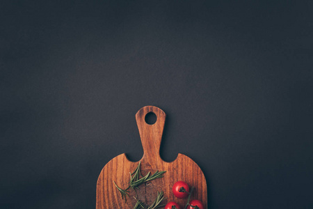 樱桃西红柿和小茴香在木板上的顶部视图