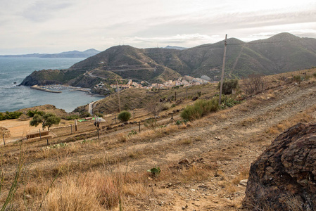 通过 Portbou 村的哥斯达黎加