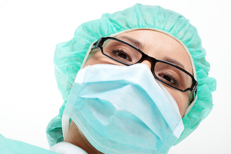 严重护士或医生在外科口罩的特写肖像