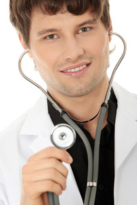 英俊的年轻医生用听诊器