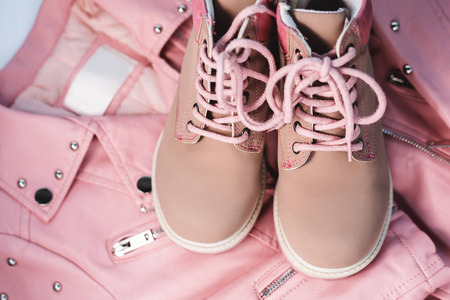 孩子的粉红色的衣服和鞋套图片