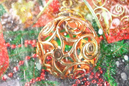 圣诞金色装饰球被冷杉树枝包围