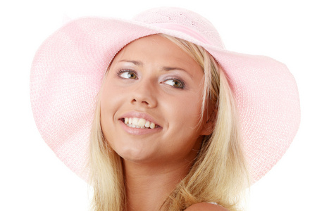 年轻女子戴着一顶粉红色的草帽