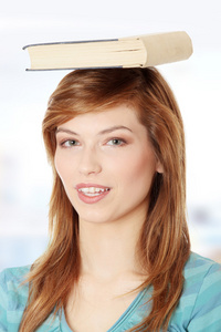 学生用书在她头上