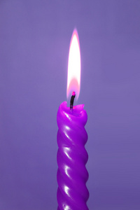 丁香蜡烛烧紫背景上